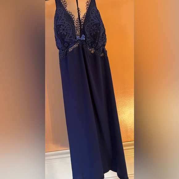 Victoria’s Secret blue Lace deep v beautiful top size medium - Picture 2 of 6